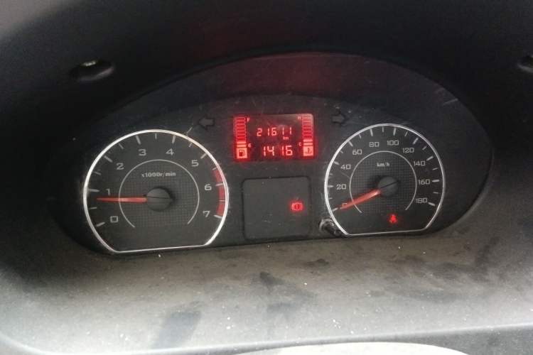 Used Wuling Rongguang V 2015 1.2L Practical Model Odometer Close Up