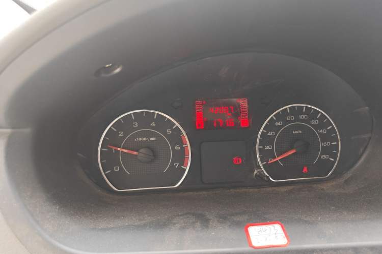 Used Wuling Rongguang V 2015 1.2L Practical Model Odometer Close Up