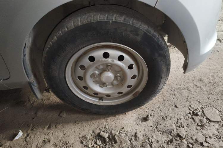 Used Wuling Rongguang V 2015 1.5L Practical Version Right Front Wheel Hub