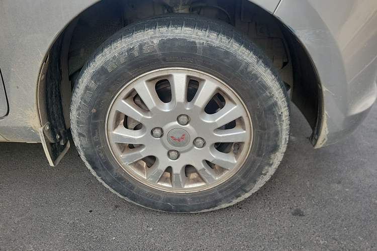 Used Wuling Rongguang V 2015 1.2L Standard Version Right Front Wheel Hub