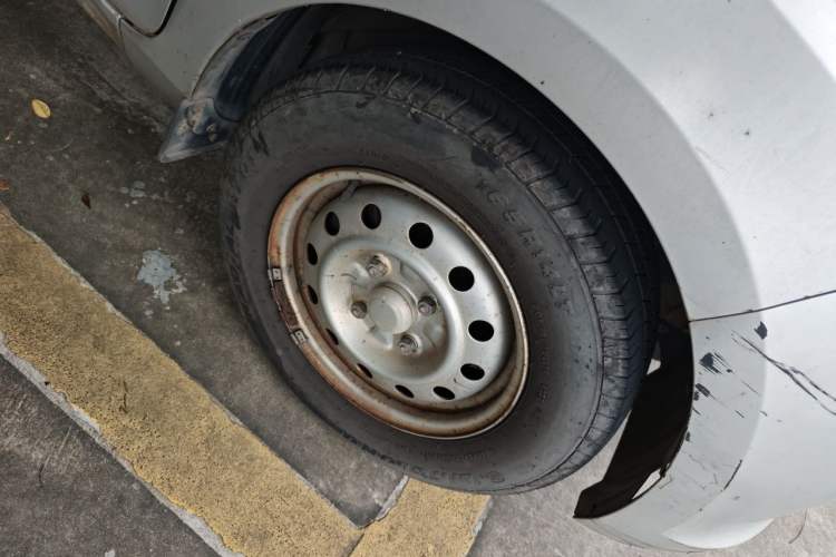 Used Wuling Rongguang V 2015 1.5L Practical Version Right Front Wheel Hub