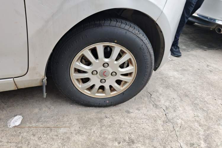 Used Wuling Rongguang V 2015 1.5L Standard Version Right Front Wheel Hub