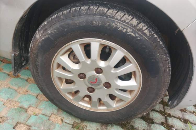 Used Wuling Rongguang V 2015 1.5L Standard Version Right Front Wheel Hub