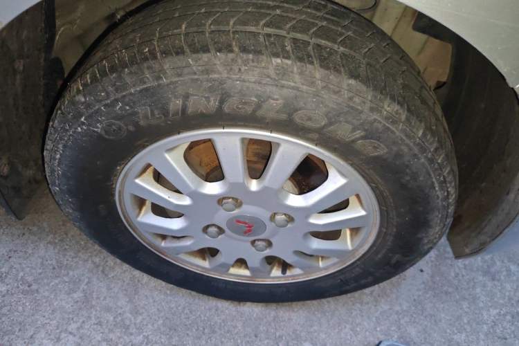Used Wuling Rongguang V 2015 1.5L Standard Version Right Front Wheel Hub