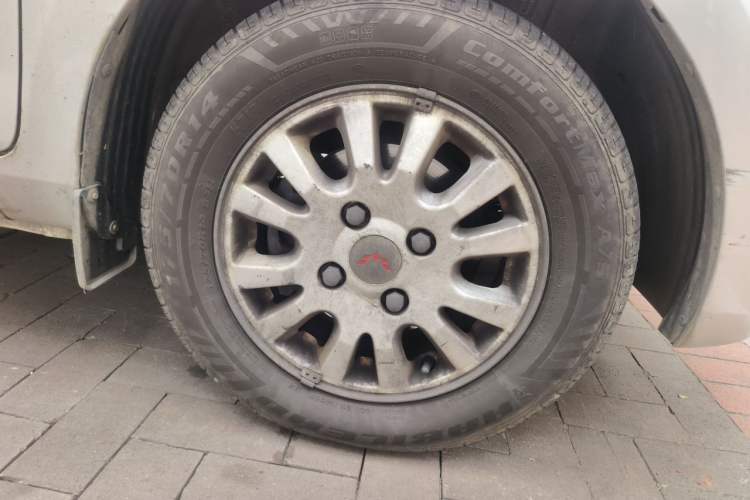 Used Wuling Rongguang V 2015 1.5L Standard Version Right Front Wheel Hub