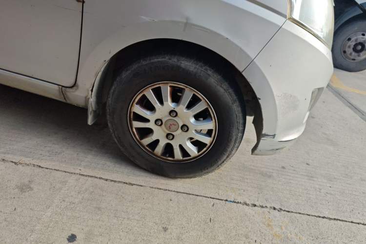 Used Wuling Rongguang V 2015 1.5L Standard Version Right Front Wheel Hub
