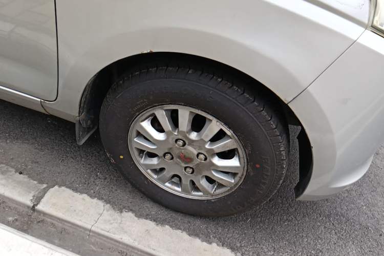 Used Wuling Rongguang V 2015 1.5L Standard Version Right Front Wheel Hub