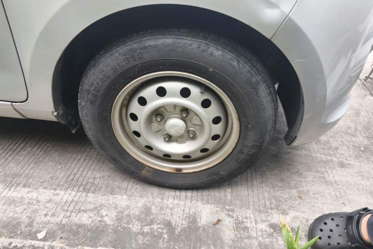 Used Wuling Rongguang V 2015 1.5L Practical Version Right Front Wheel Hub