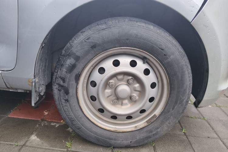 Used Wuling Rongguang V 2015 1.5L Base Version Right Front Wheel Hub