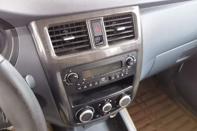 Used Wuling Rongguang V 2015 1.5L Base Version Audio And AC Panel
