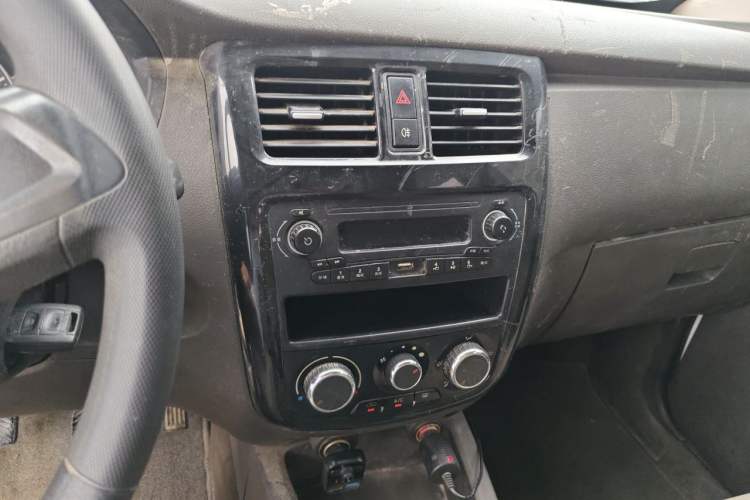 Used Wuling Rongguang V 2015 1.2L Standard Version Audio And AC Panel