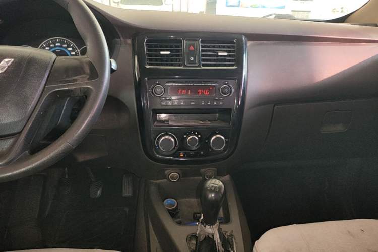 Used Wuling Rongguang V 2015 1.2L Standard Version Audio And AC Panel