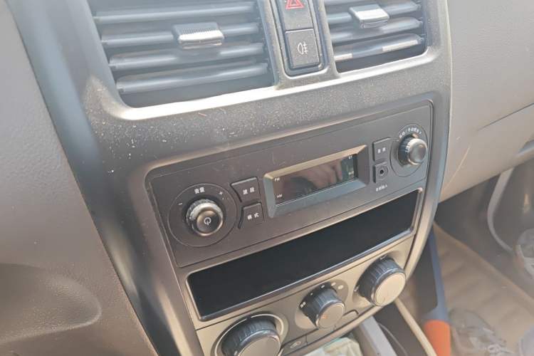 Used Wuling Rongguang V 2015 1.5L Practical Version Audio And AC Panel