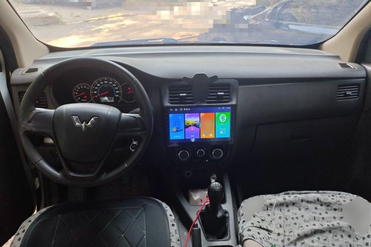 Used Wuling Rongguang V 2015 1.5L Standard Version Center Console