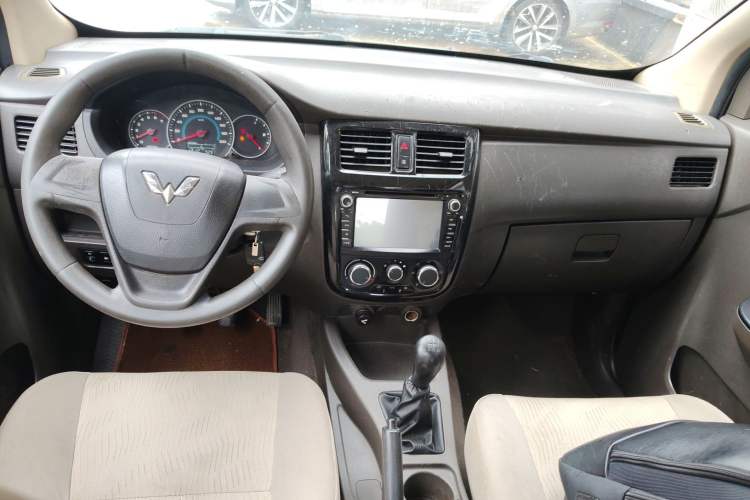Used Wuling Rongguang V 2015 1.2L Standard Version Center Console