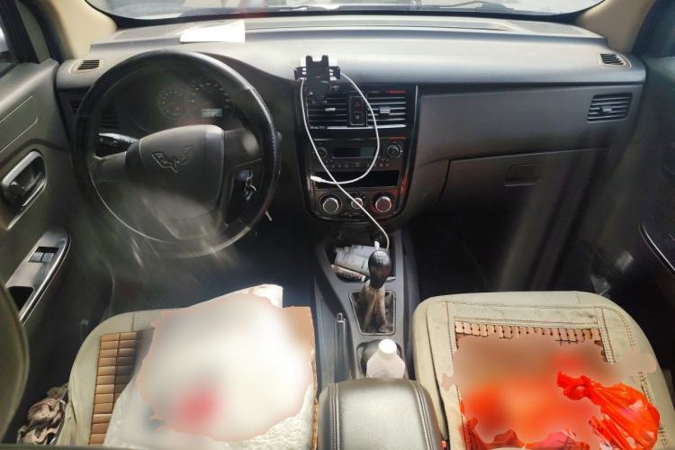 Used Wuling Rongguang V 2015 1.5L Standard Version Center Console