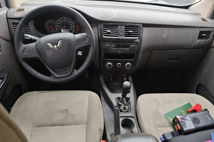 Used Wuling Rongguang V 2015 1.2L Standard Version Center Console