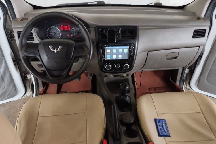 Used Wuling Rongguang V 2015 1.5L Practical Version Center Console
