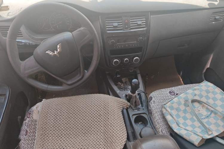 Used Wuling Rongguang V 2015 1.2L Standard Version Center Console