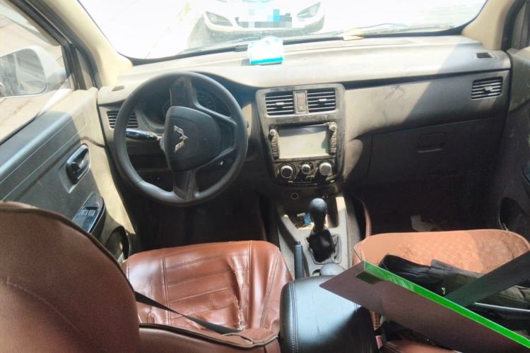 Used Wuling Rongguang V 2015 1.5L Standard Version Center Console