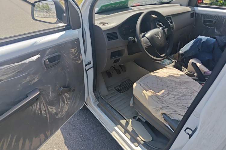 Used Wuling Rongguang V 2015 1.5L Practical Version Driver Seat
