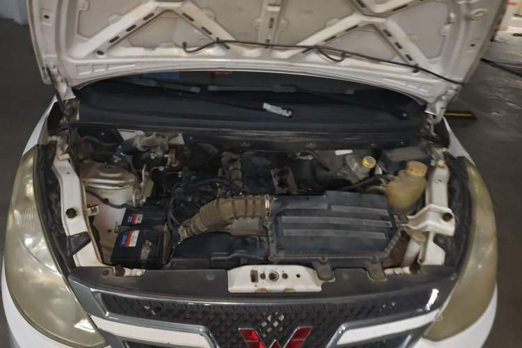 Used Wuling Rongguang V 2015 1.5L Standard Version Engine Bay