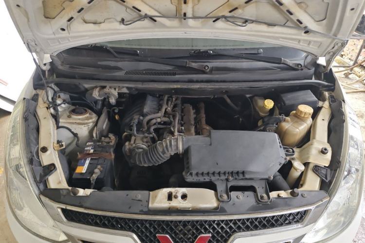 Used Wuling Rongguang V 2015 1.2L Standard Version Engine Bay
