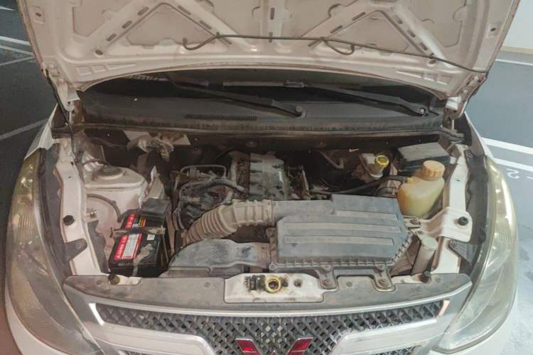 Used Wuling Rongguang V 2015 1.5L Practical Version Engine Bay