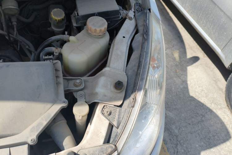 Used Wuling Rongguang V 2015 1.2L Practical Model Engine Bay Left