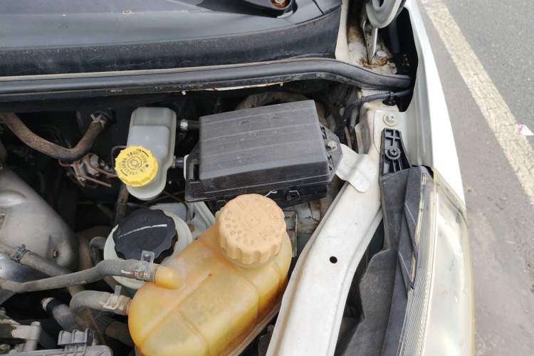 Used Wuling Rongguang V 2015 1.2L Standard Version Engine Bay Left