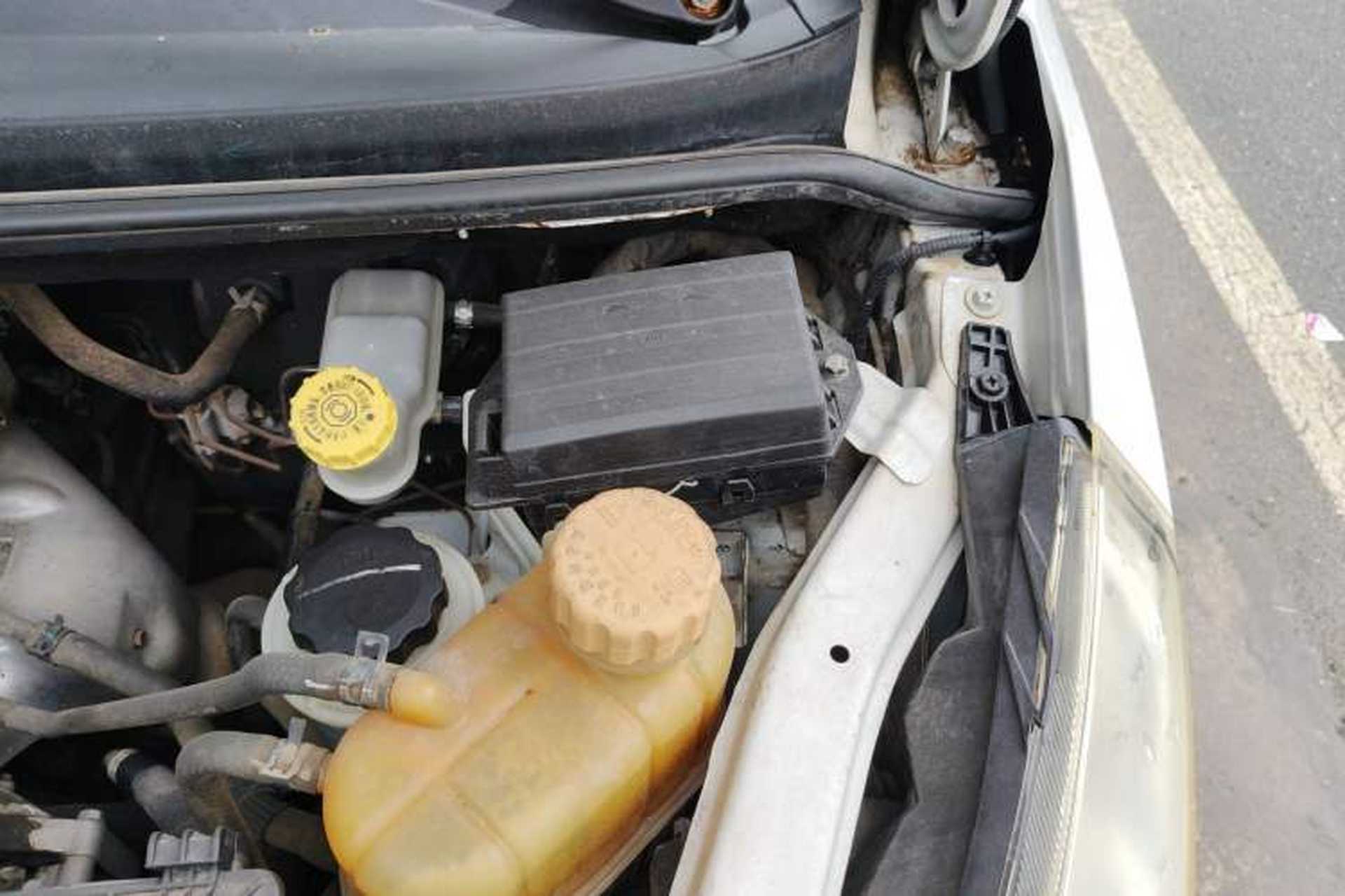 Used Wuling Rongguang V 2015 1.2L Standard Version Engine Bay Left