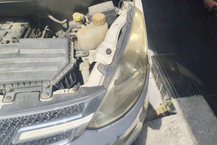 Used Wuling Rongguang V 2015 1.5L Standard Version Engine Bay Left