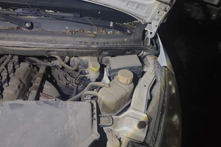 Used Wuling Rongguang V 2015 1.2L Standard Version Engine Bay Left