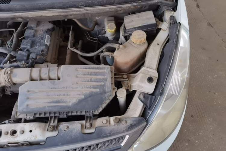 Used Wuling Rongguang V 2015 1.5L Base Version Engine Bay Left