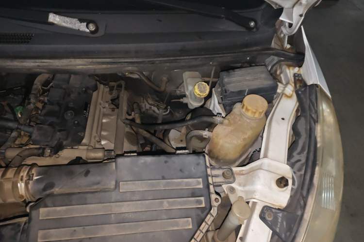Used Wuling Rongguang V 2015 1.5L Standard Version Engine Bay Left