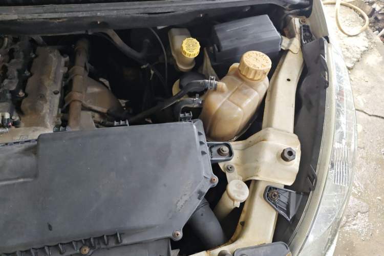 Used Wuling Rongguang V 2015 1.2L Standard Version Engine Bay Left