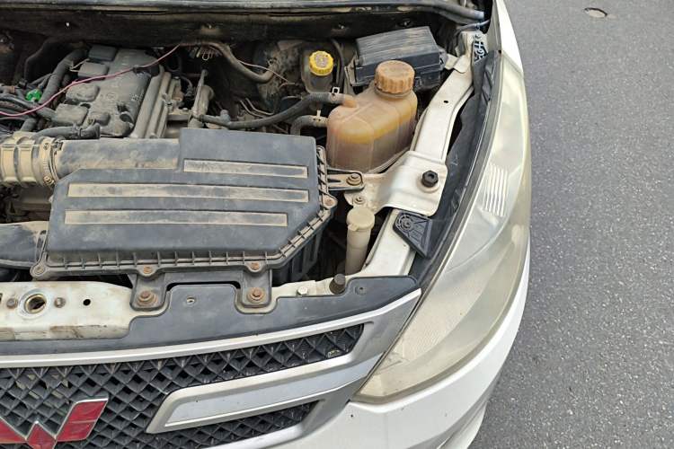 Used Wuling Rongguang V 2015 1.5L Practical Version Engine Bay Left