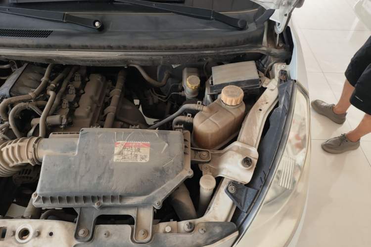 Used Wuling Rongguang V 2015 1.2L Standard Version Engine Bay Left
