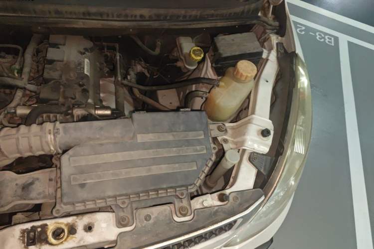 Used Wuling Rongguang V 2015 1.5L Practical Version Engine Bay Left