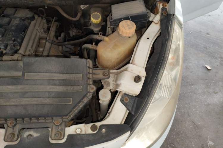 Used Wuling Rongguang V 2015 1.5L Practical Version Engine Bay Left
