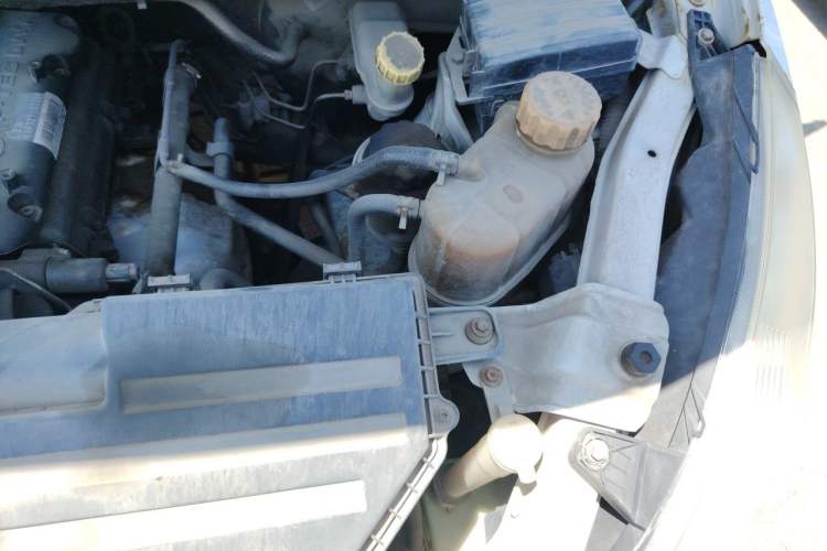 Used Wuling Rongguang V 2015 1.5L Base Version Engine Bay Left