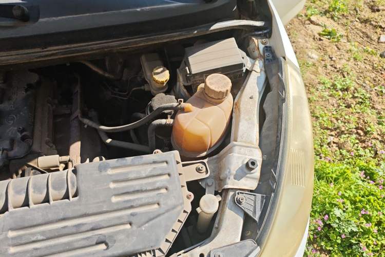 Used Wuling Rongguang V 2015 1.5L Base Version Engine Bay Left