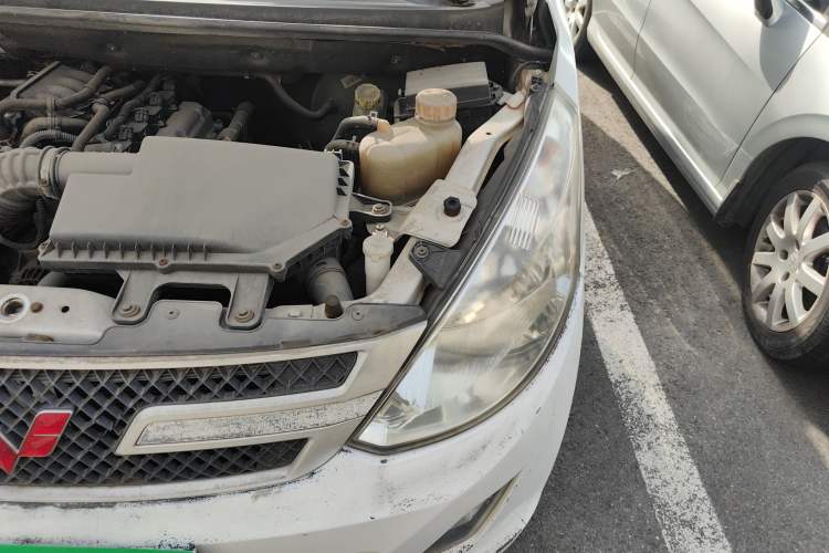 Used Wuling Rongguang V 2015 1.2L Base Version Engine Bay Left