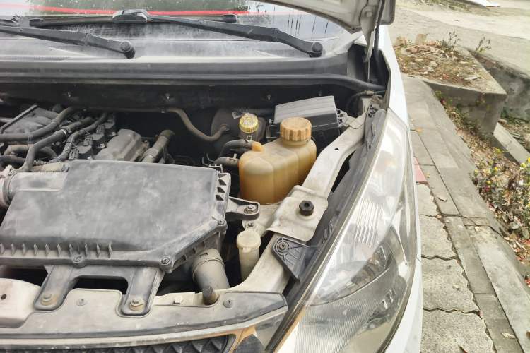 Used Wuling Rongguang V 2015 1.2L Standard Version Engine Bay Left