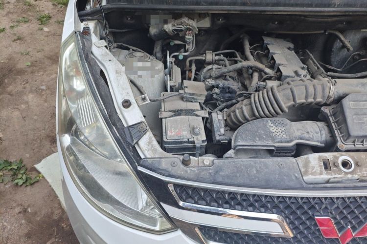Used Wuling Rongguang V 2015 1.5L Standard Version Engine Bay Right