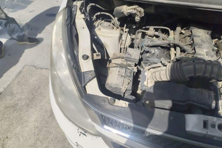 Used Wuling Rongguang V 2015 1.5L Standard Version Engine Bay Right