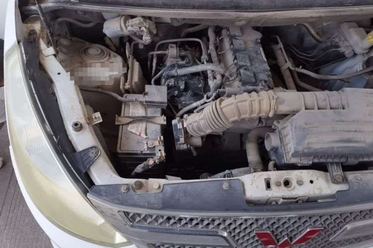 Used Wuling Rongguang V 2015 1.5L Base Version Engine Bay Right