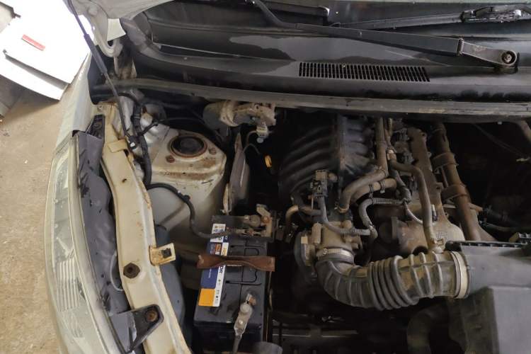 Used Wuling Rongguang V 2015 1.2L Standard Version Engine Bay Right