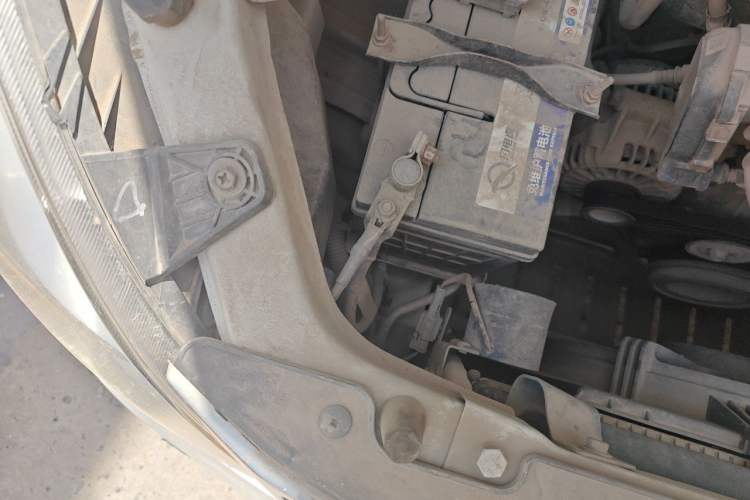 Used Wuling Rongguang V 2015 1.2L Standard Version Engine Bay Right