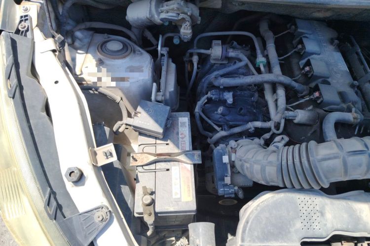 Used Wuling Rongguang V 2015 1.5L Base Version Engine Bay Right